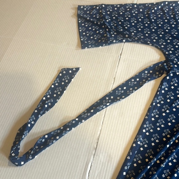 Banana Republic Outlet Elegant Vneck ruched Blue & white Dress w attached belt - Picture 6 of 9